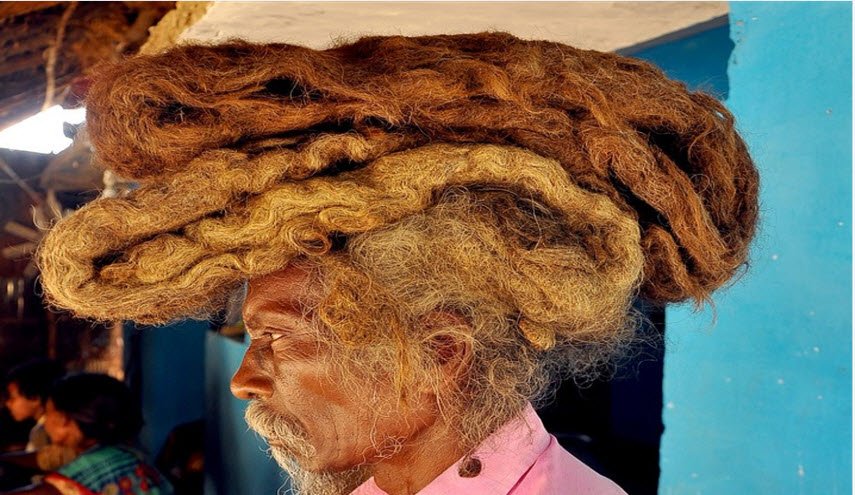 شاهد..هندي يرفض غسل شعره منذ 40 عاما لسبب عجيب!