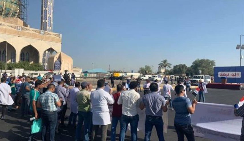 العشرات من أنصار 'تيار الحكمة' يتوافدون أمام مكتب رئيس الوزراء وسط بغداد 