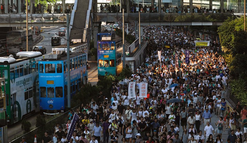 آلاف يتظاهرون في هونغ كونغ للمطالبة بإنهاء العنف
