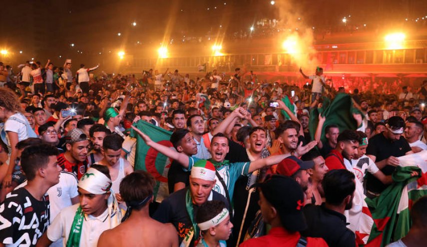 مصرع طفل بشظايا ألعاب نارية أثناء احتفالات الجمهور الجزائري
