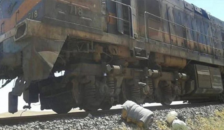 بالصور... استهداف قطار شحن الفوسفات بريف حمص الشرقي بهجوم
