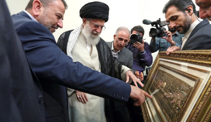شاهد..هذه هدية وفد حماس لقائد الثورة الاسلامية 