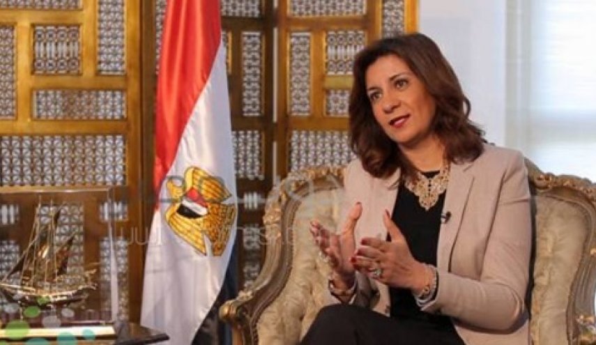 وزيرة مصرية ترد على اتهامها بتهديد مواطنيها المهاجرين

