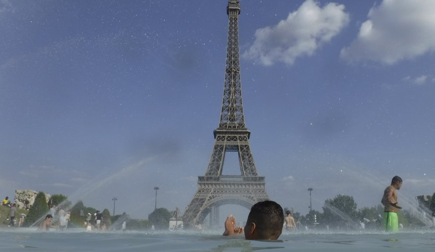 فرنسا ترفع الإنذار للمستوى الأحمر بعد تجاوز الحرارة 40 درجة