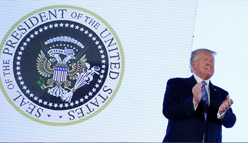 تطورات ظهور ترامب أمام ختم رئاسي مطعم بالنسر الروسي الرسمي!