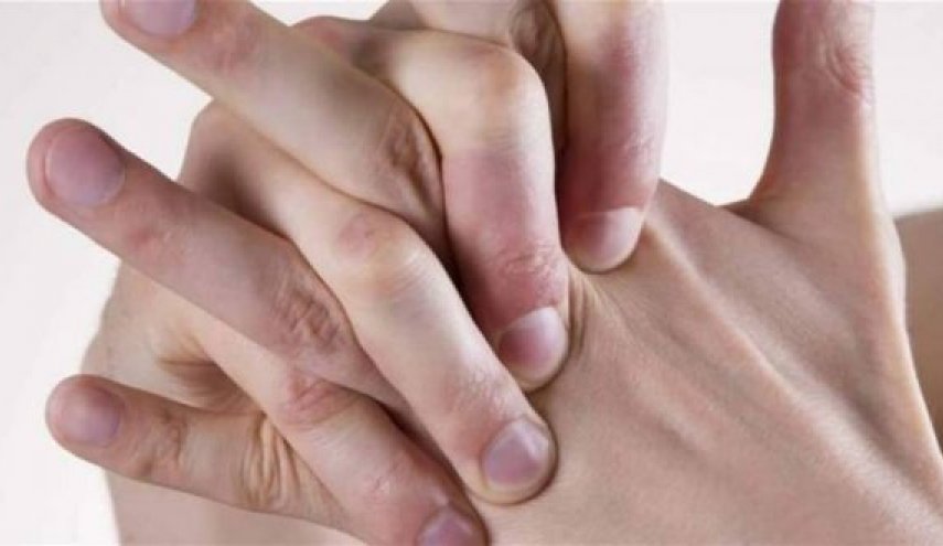هل تسبّب طقطقة الأصابع التهاباً في المفاصل؟