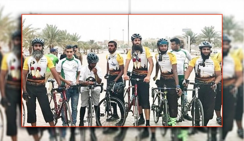 8 حجاج من لندن يصلون القاهرة بدراجاتهم في طريقهم لمكة