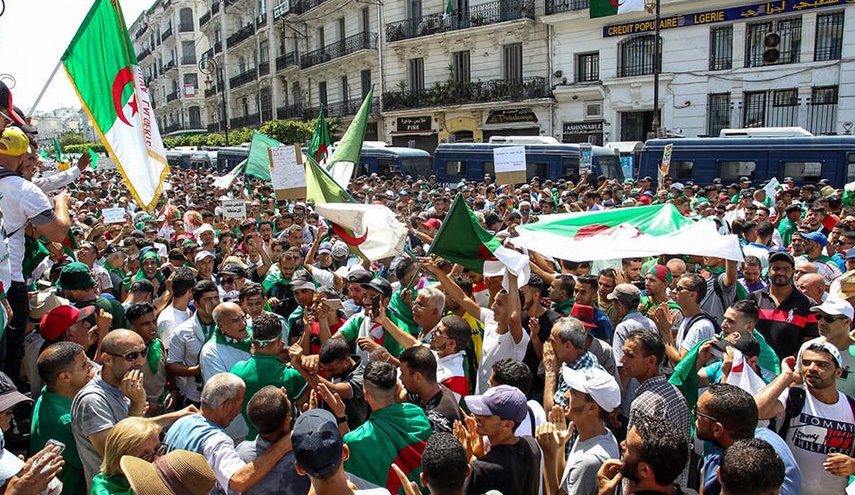 لجنة الحوار في الجزائر تمهل السلطات أسبوعا لتنفيذ إجراءات التهدئة 