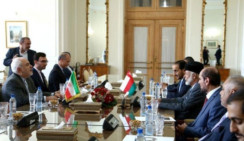 توییت ظریف در باره دیدار با وزیر خارجه عمان/ رایزنی در باره تاثیر تروریسم اقتصادی آمریکا، امنیت تنگه هرمز و خلیج فارس