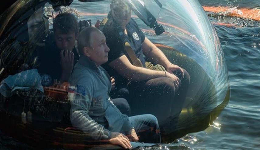 بالصور... بوتين تحت الماء لمدة 30 دقيقة