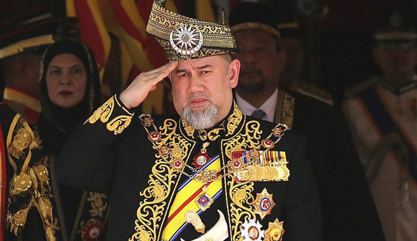 بالصور.. ملك ماليزيا الجديد يتربع على العرش!