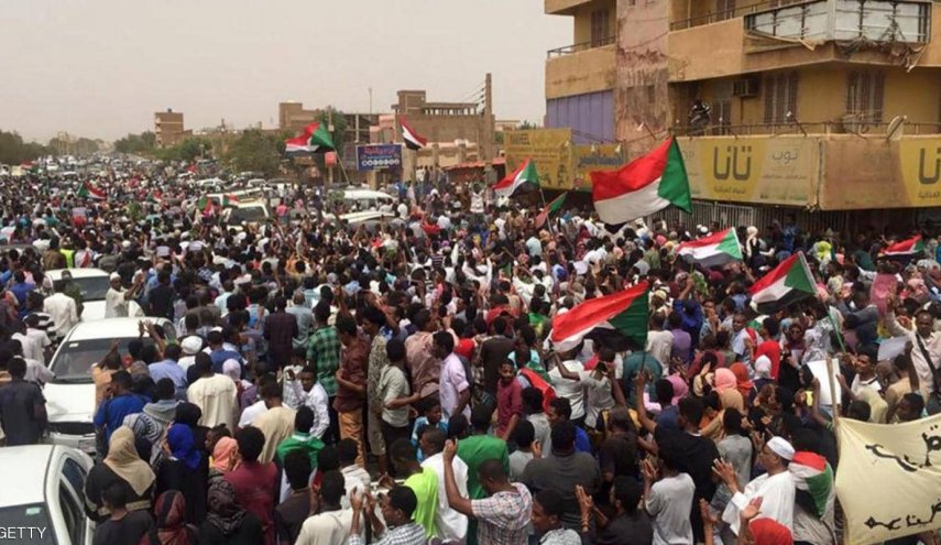 الآلاف يتظاهرون في السودان احتجاجا على مقتل طلبة في كردفان

