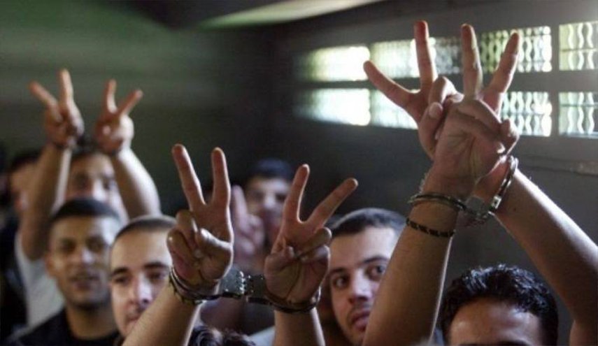 20 أسيراً فلسطينيا يشرعون بإضراب إسنادي مع الأسرى المضربين