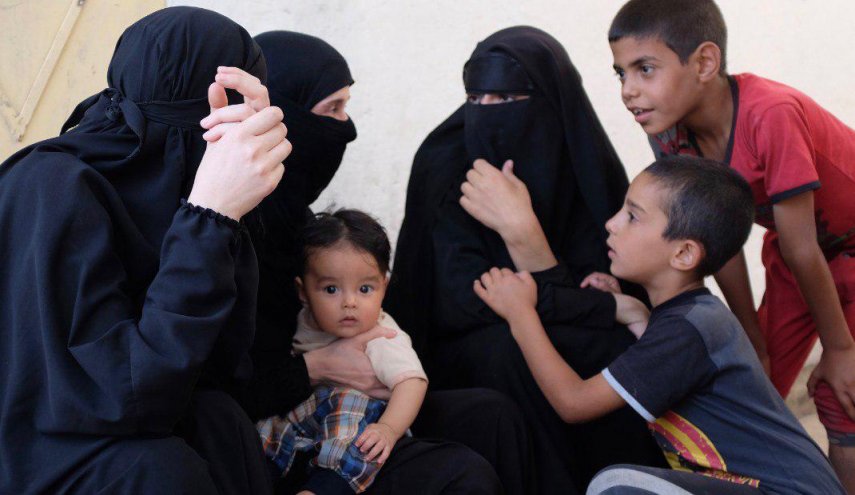 حرف‌های درگوشی بیوه‌های داعش با تروریست‌زاده‌ها که از آن‌ها بمب ساعتی می‌سازد!
