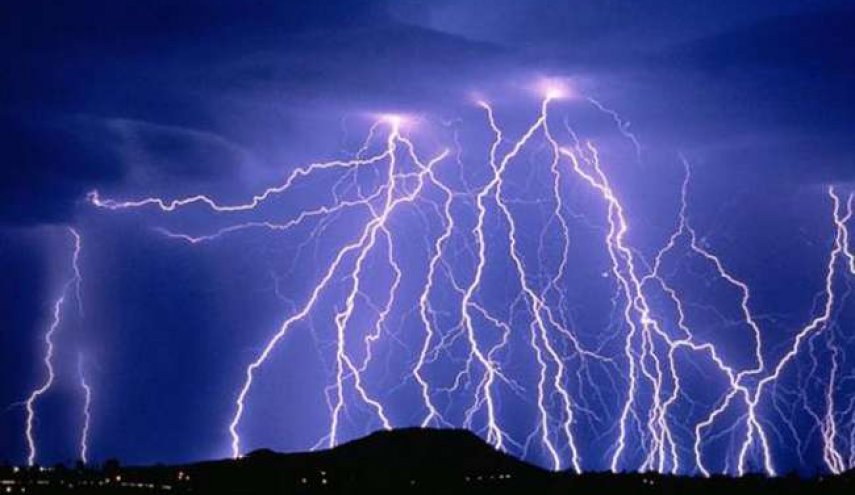 لماذا يجب فصل جهاز الكمبيوتر عن الكهرباء أثناء العاصفة الرعدية؟