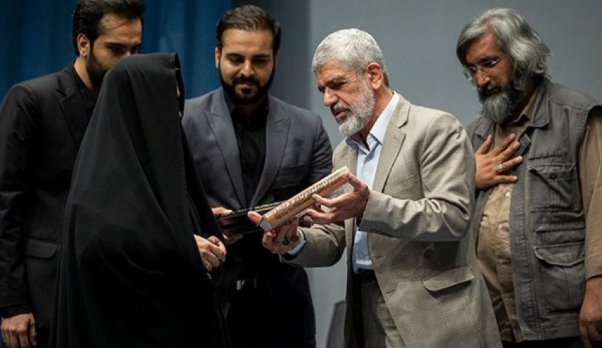 شاهد: ماذا قدم قائد الثورة الاسلامية لأسرة شهيد افغاني