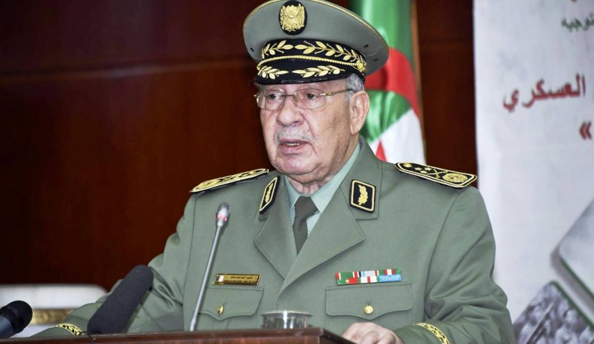 الجيش الجزائري يرفض خفض التعزيزات الأمنية وينذر دعاة إطلاق السجناء