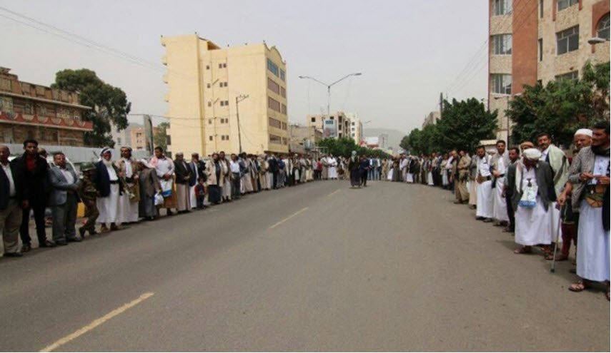وقفة احتجاجية أمام وزارة النفط بصنعاء رفضا لرفع المرتزقة سعر أسطوانة الغاز