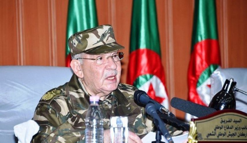 قايد صالح: متمسكون بالحل الدستوري لتسوية الأزمة بالجزائر