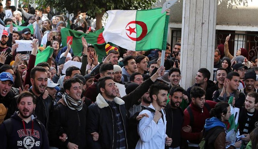 تظاهرکنندگان در الجزایر خواستار قیام سراسری شدند