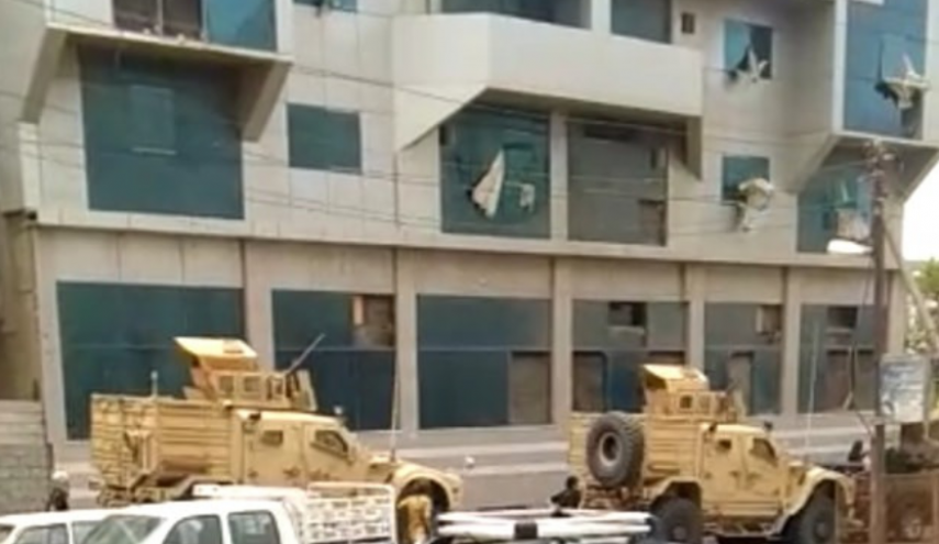 قوات تابعة للامارات تسيطر على كل معسكرات هادي بعدن