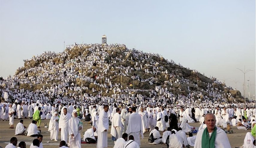 حجاج بيت الله الحرام يبدأون رمي الجمرات قناة العالم الاخبارية