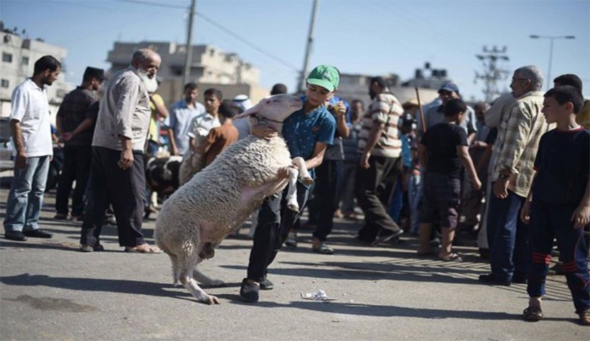 تردي الوضع الاقتصادي بغزة يخنق بهجة العيد