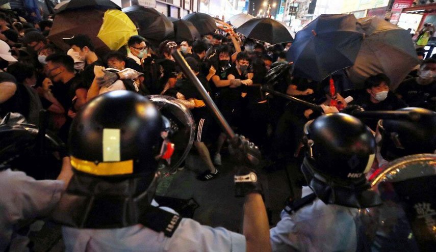 معترضان فرودگاه هنگ گنگ را اشغال کردند