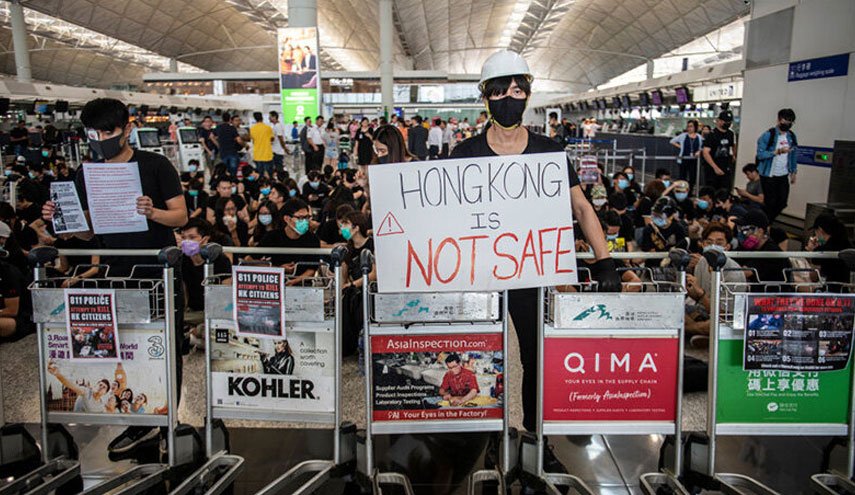 معترضان به فرودگاه هنگ کنگ بازگشتند/ تلاش برای متوقف کردن دوباره پروازها
