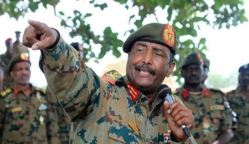 شاهد.. رئيس المجلس العسكري السوداني مفترشاً الارض!