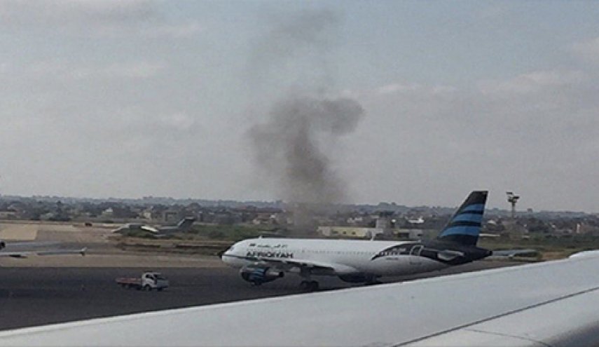 ليبيا.. توقف الملاحة بمطار معيتيقة بعد تعرضه لقصف عشوائي