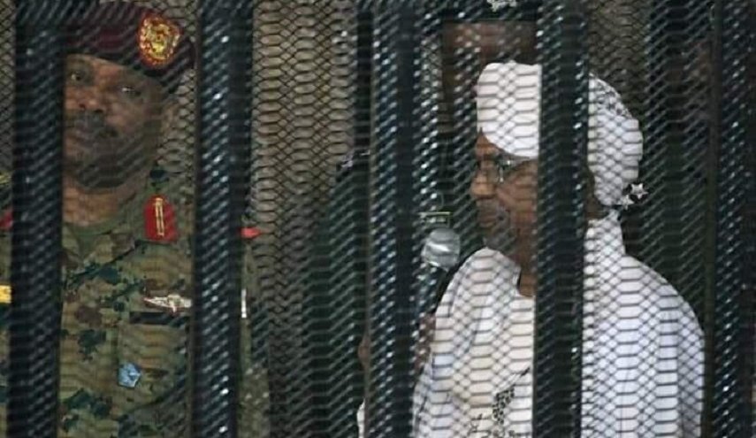 عمرالبشیر در قفس؛ تصاویری از حضور دیکتاتور سودان در دادگاه