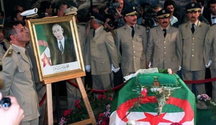 نجل الرئيس الجزائري الاسبق يتهم 4 جنرالات باغتيال والده