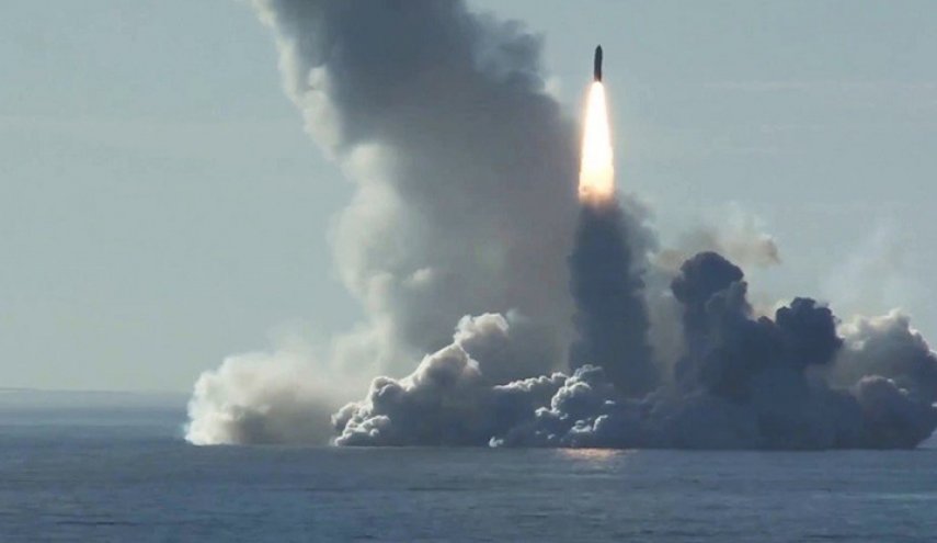 غواصات روسية تطلق صواريخ باليستية 