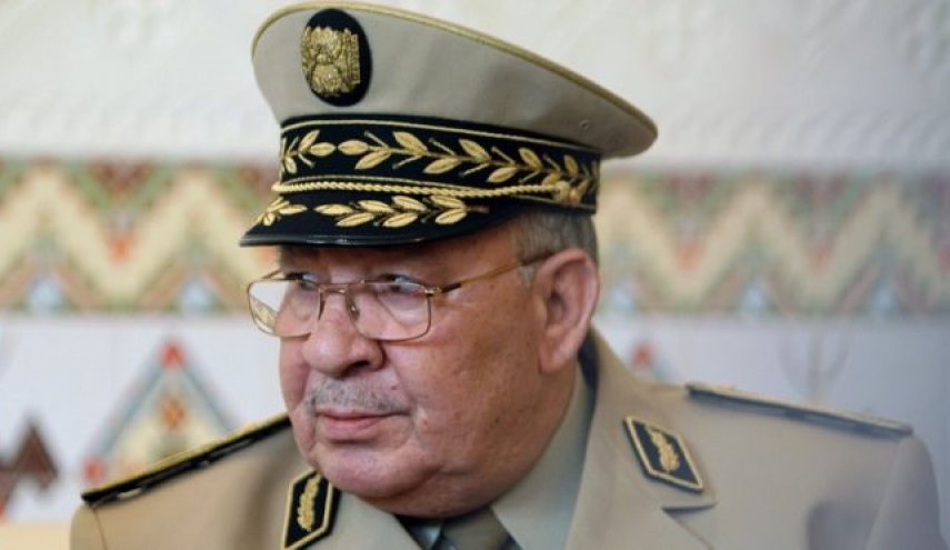 قائد الجيش الجزائري يهدد بكشف ”عملاء الخارج“
