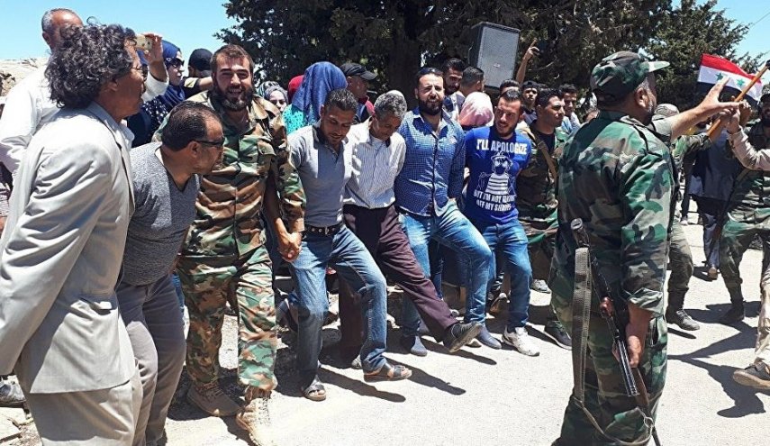 بالصور/ السوريون يحتفلون ويرقصون الدبكة بانتصارات الجيش بخان شيخون وحماة