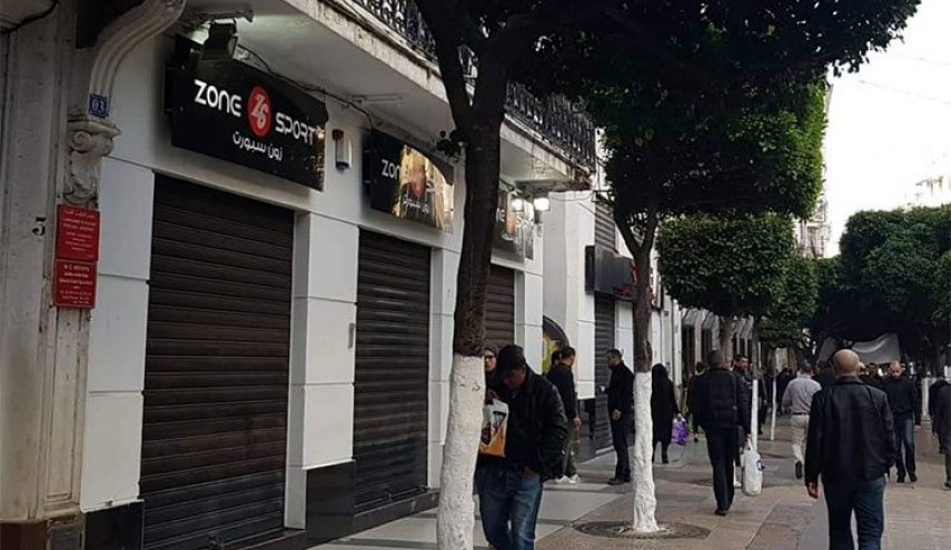 الجزائر: مهلة أسبوع أمام التجار لتعريب واجهات المحلات
