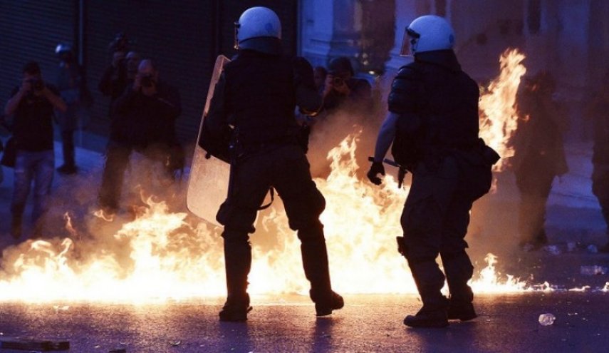 اشتباكات عنيفة في أثينا بين الشرطة ونشطاء فوضويين