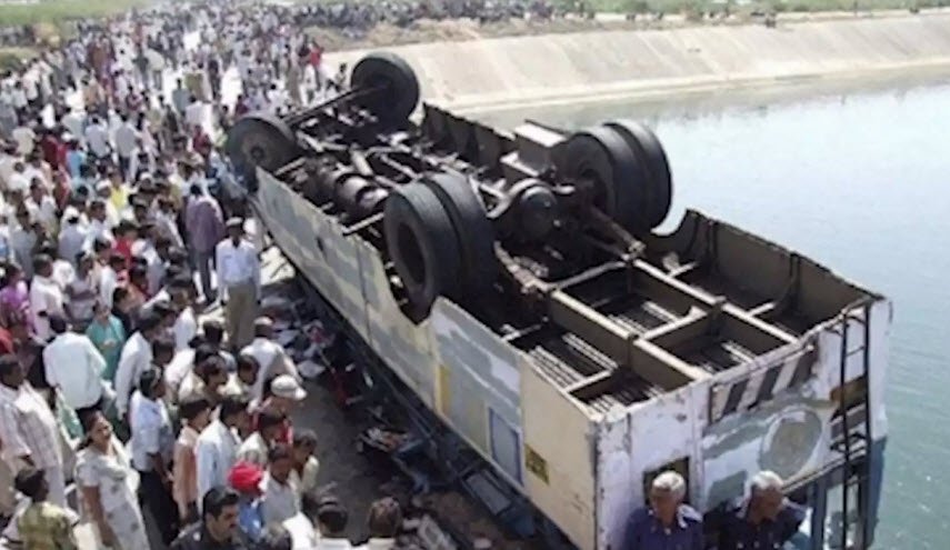 مصرع 24 شخصا جراء انهيار جسر في باكستان