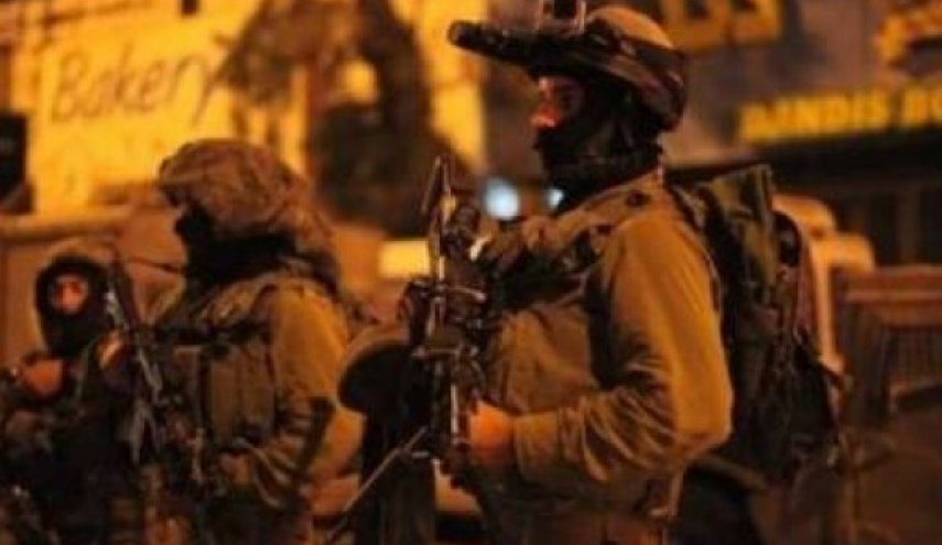 الاحتلال يعتقل 8 مواطنين بالضفة والقدس منهم والدة أسيرين
