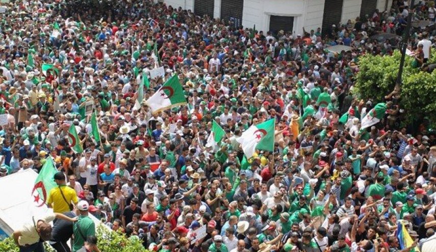 تظاهرات الجزائری‌ها در اعتراض به دعوت فرمانده ارتش برای برگزاری انتخابات