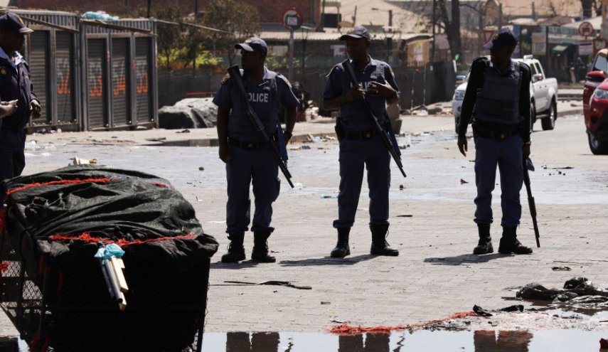 جنوب أفريقيا: شرطة تعتقل 80 شخصاً في أعمال شغب 