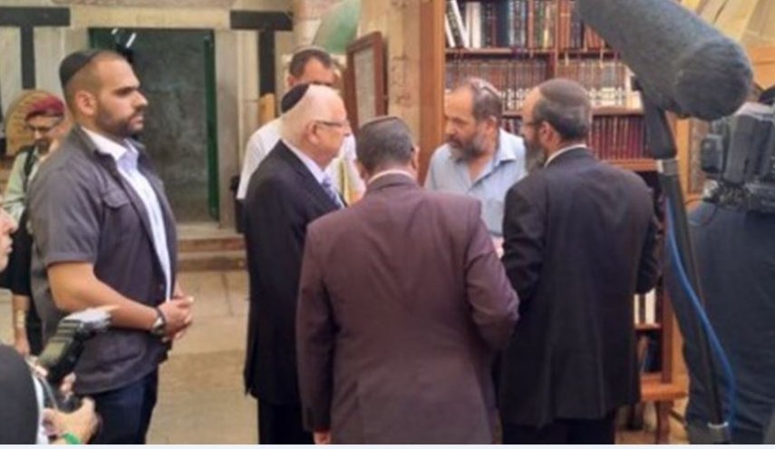 بالصور..رئيس الكيان الصهيوني يقتحم المسجد الإبراهيمي