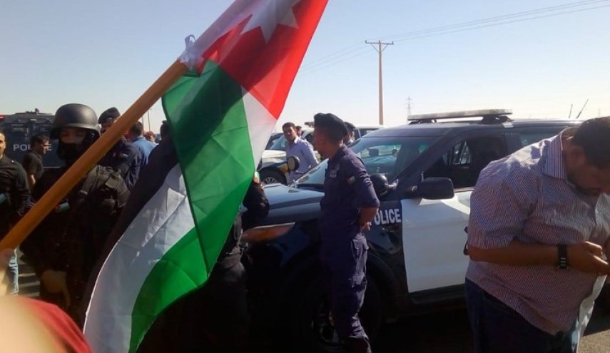  الأمن الأردني يقمع اعتصاما للمعلمين أمام مقر الحكومة