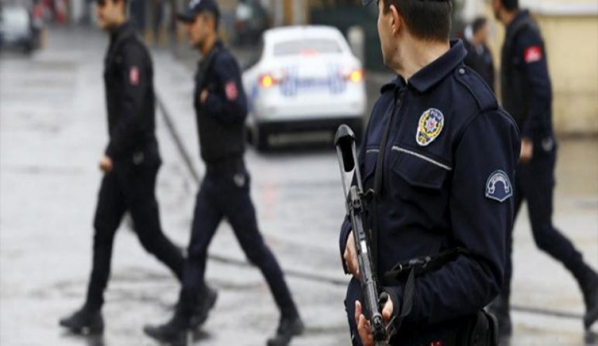 اعتقال 53 مدنيا وضباطا بالجيش في تركيا
