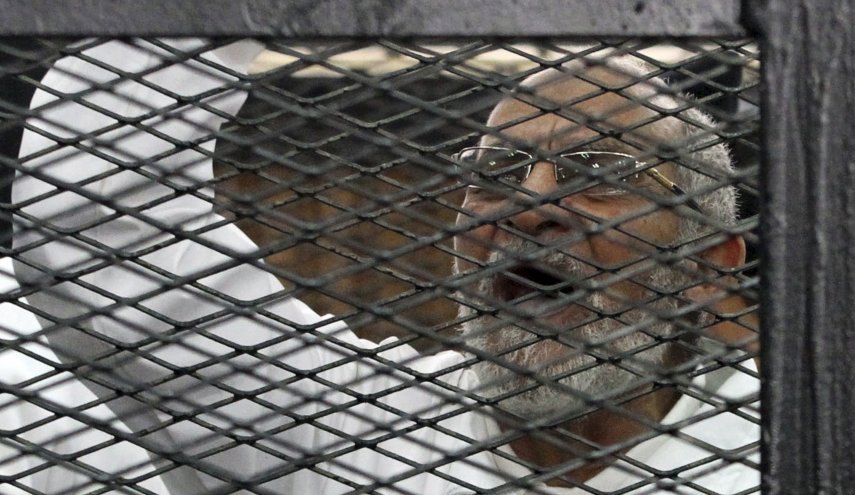 صدور الأحكام بحق مرشد الإخوان في مصر و10 آخرين