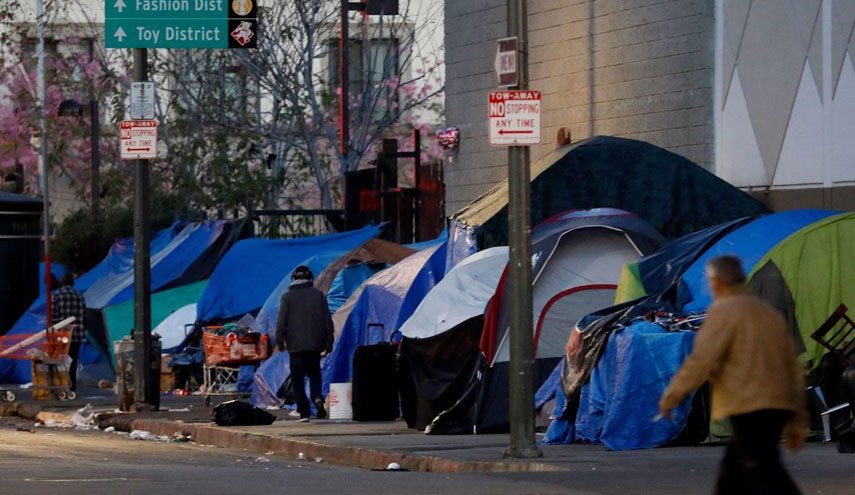 اتهام 12 مقام یک وزارتخانه در آمریکا مبنی بر بهره کشی از بی‌خانمان‌های کالیفرنیا