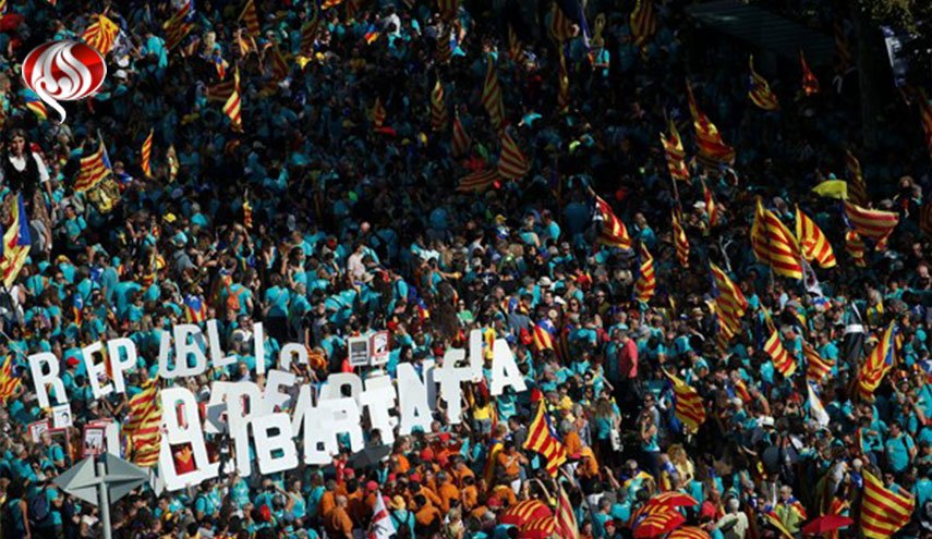 تظاهرات ده‌ها هزار نفر جدایی طلب در خیابان‌های بارسلون