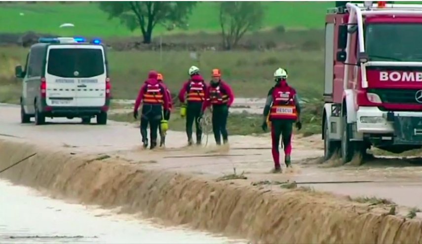 مقتل 3 أشخاص وإغلاق مطارين جراء أمطار غزيرة جنوب إسبانيا
