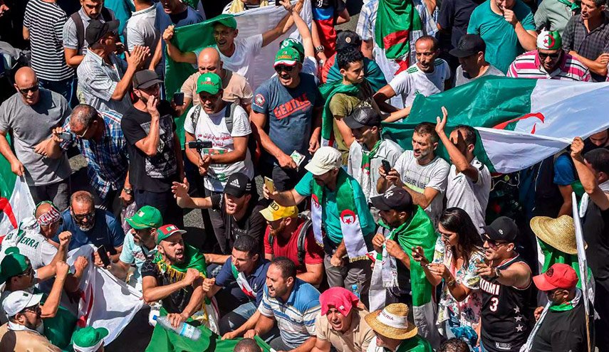 تجدد التظاهرات في الجزائر للمطالبة برحيل رموز النظام السابق